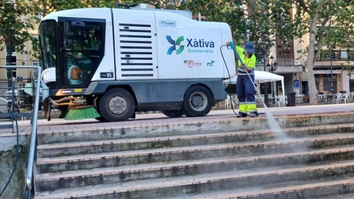 Xàtiva inicia un plan intensivo de limpieza en sus calles con equipos y técnicas especiales