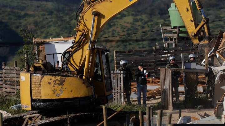 Se amplió hacia la acera hace años y ahora Municipalidad de Lota demolerá parcialmente su casa