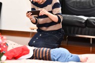 Woman Gets Upset After Her Mom Edits Her Christmas Photos with AI Apps