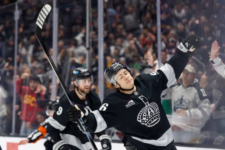 Kings hammer Blackhawks with 6