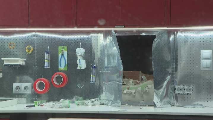 Roban en una tienda de telefonía junto a Gran Vía mediante un butrón: "Estuvieron una hora perforando la pared"