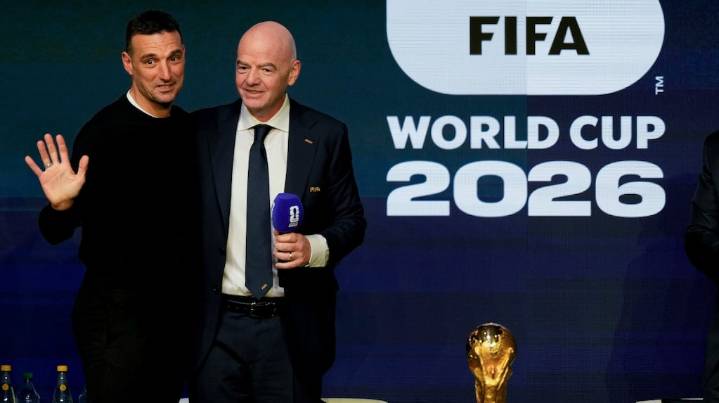 Lionel Scaloni contó el insólito motivo por el que no le dejaron tocar la copa del mundo sin guantes