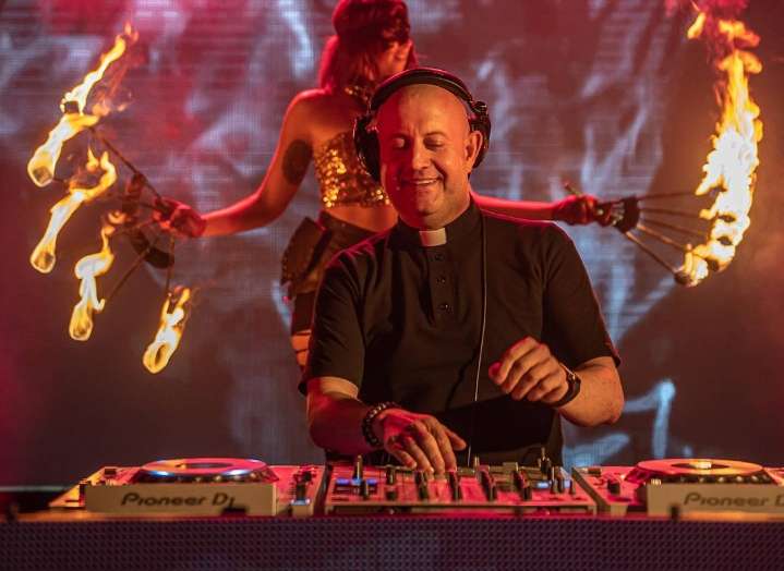El Padre Guilherme, DJ y sacerdote, toca versión electrónica de ‘La Guadalupana’