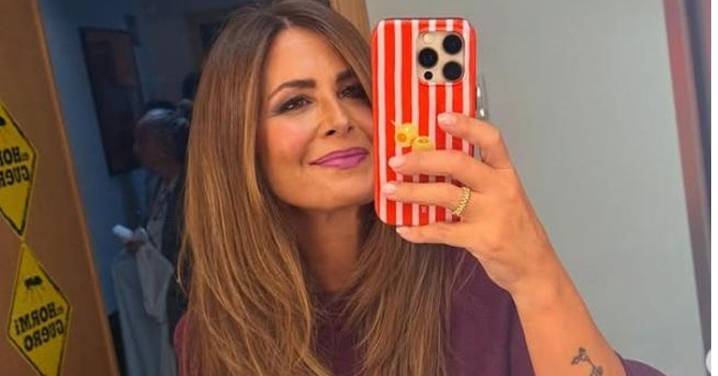 De terciopelo y lentejuelas, los vaqueros elegantes de Zara que suben de nivel tus looks con jerséis