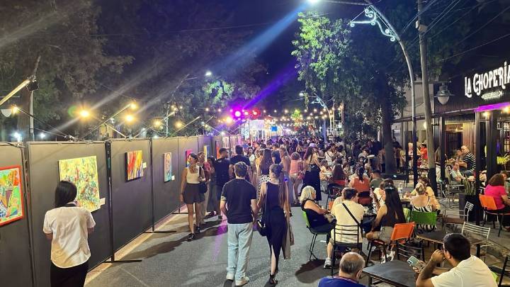 Multitudinaria edición del Encontrarte colmó la avenida Roca con arte, música y talento santiagueño