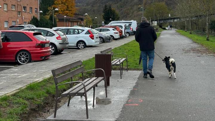 Farolas con luminarias led y bancos hechos con materiales reciclados: concluye la remodelación "sostenible" del paseo fluvial de Laviana