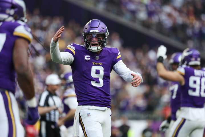 McCarthy, Vikings rebound with 31-0 win over reeling Commanders, who lose Daniels to injury again