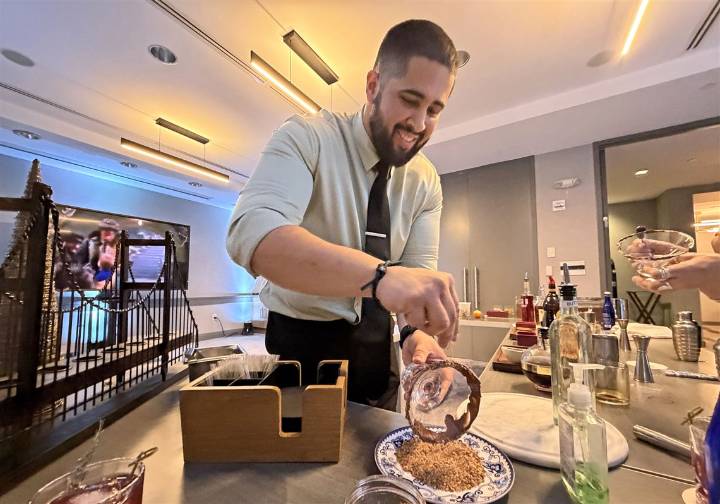 Fairmont hotel class teaches us how to make holiday cocktails