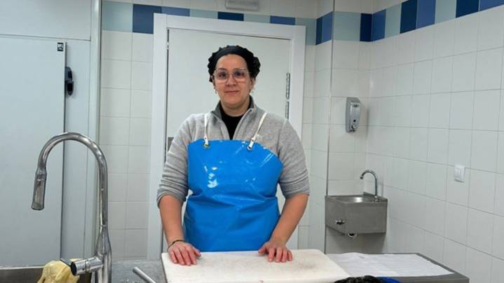 Toma el relevo de su suegra en la pescadería de un pueblo de Navarra: “Además, somos familia marinera”