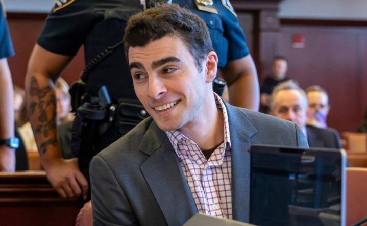 Defensa de Mangione intenta excluir pruebas en juicio por asesinato de director ejecutivo