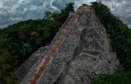 Ahora es posible subir a la cima de las pirámides mayas; estrena Cobá escalinata