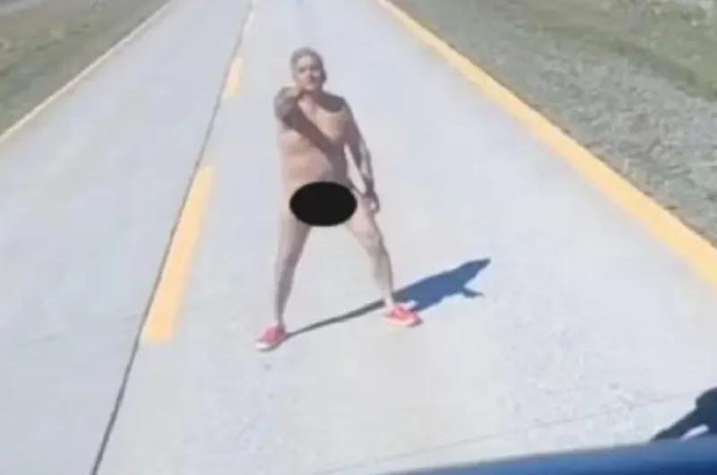 Insólito: un hombre desnudo atacó a vehículos en la Ruta que une Río Gallegos y Chile