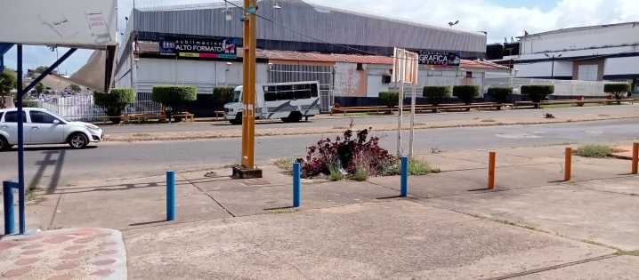 Falta de transporte y negocios cerrados aislan al Centro Cívico