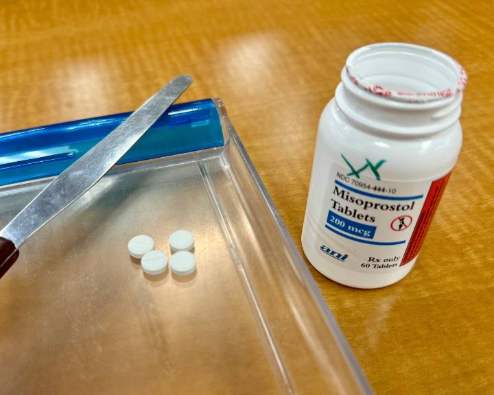 Cirujano de Ohio acusado de suministrar a la fuerza pastillas abortivas a su novia mientras dormía