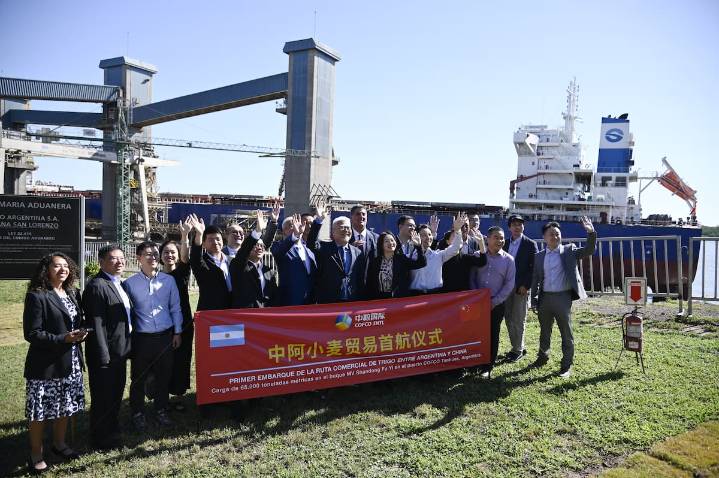 “Apenas el comienzo”. Empezó la carga del primer barco con trigo argentino para China