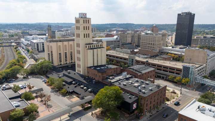 Jeff Bezos, Lauren Sánchez Bezos donate $1.25M to Akron emergency shelter