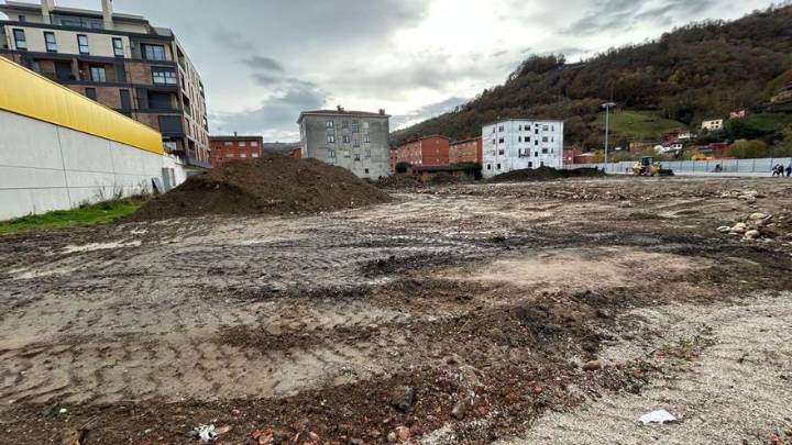 Laviana abrirá un nuevo parking gratuito en la Pola para 110 vehículos (y busca solares sin uso para poner otros en marcha)