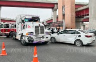 Camión de carga se pasa el alto y provoca choque en el Periférico LEA; una mujer resultó lesionada