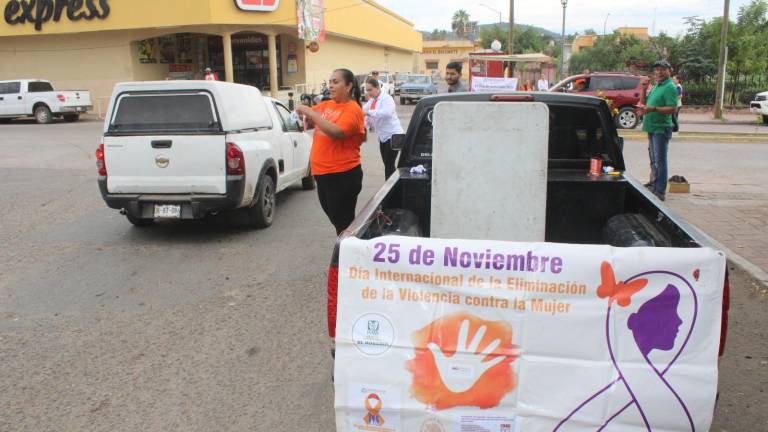 Instituciones de Rosario pegan calcas por la no violencia contra mujeres, niñas y adolescentes