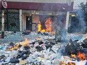 Con quema de desechos, trabajadores de limpia intensifican protesta y cierran Fray Servando