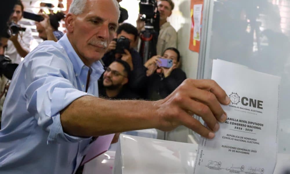 Conservador Asfura vota y dice que hay que esperar los resultados electorales de Honduras