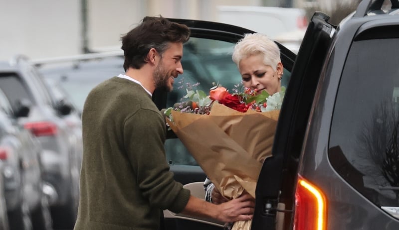Jonathan Bailey Surprises His Driver with Flowers in Sweet New Photos | Jonathan Bailey 