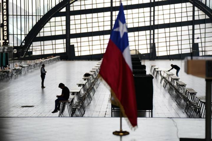 Chile vuelve a las urnas para el pulso presidencial entre una comunista y un ultraderechista