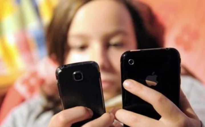 Prohíben uso de celulares en colegios de Chile