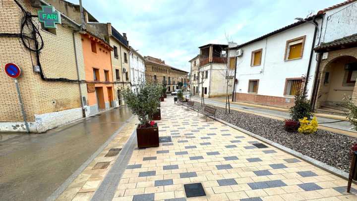 El pueblo de Navarra que ha transformado un edificio en ruinas y dos callejas en una nueva plaza