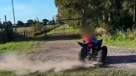 Dejó que su hijo de 5 años manejara un cuatriciclo en la ruta y luego lo justificó: le quitaron la licencia
