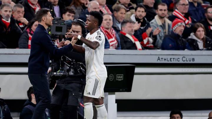 Vinicius sella la paz con Xabi Alonso con un abrazo en San Mamés que ya está dando la vuelta al mundo