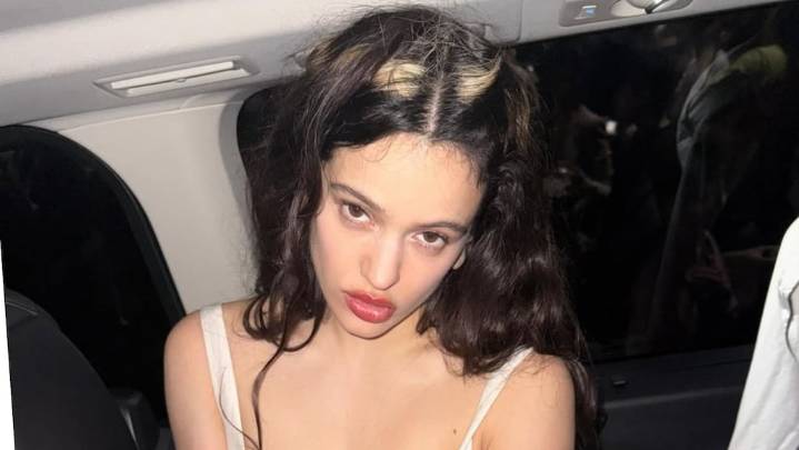 Rosalía revolucionó Buenos Aires con sus looks: del vestido encorsetado a la falda tableada