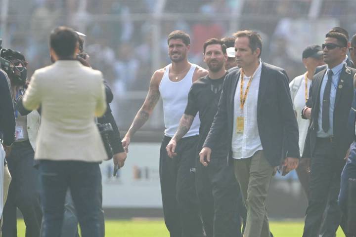 Un caos. Qué hace Messi en la India: una estatua gigante, De Paul y Suárez, y el organizador de la gira, preso