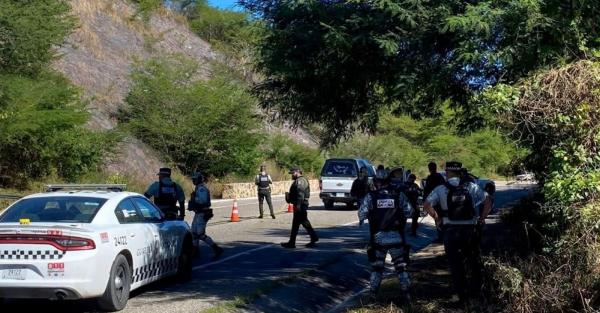 Abandonan cinco cuerpos en la autopista Durango