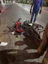 Automovilista se vuela el alto y embiste a tres motociclistas en la López Portillo de Cancún