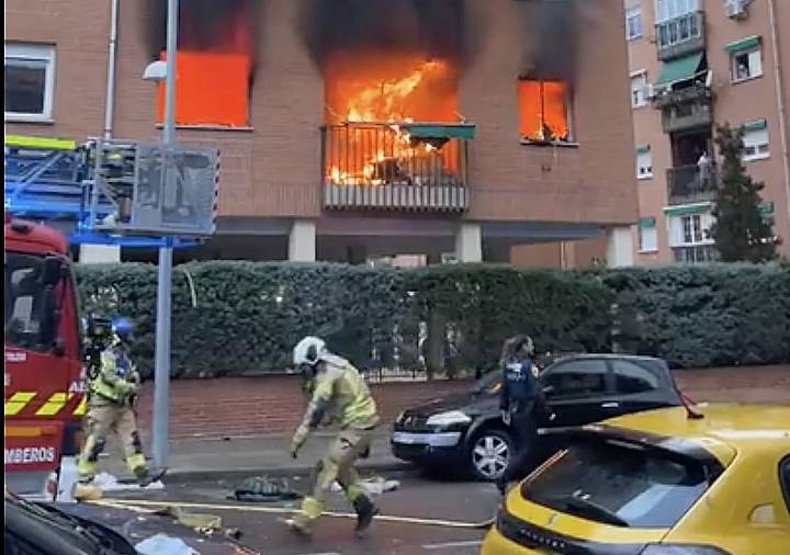 Una explosión provoca un incendio en un bloque de viviendas de Toledo y deja varias personas atrapadas