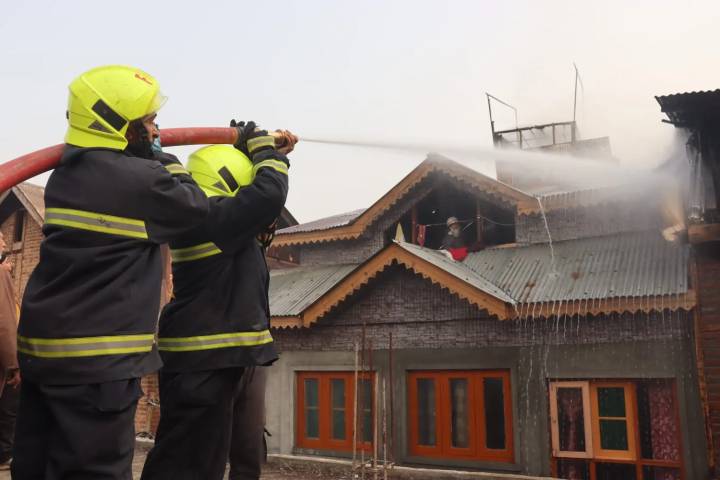 Massive Fire Guts 4-5 Residential Houses in Srinagar’s Khayam  