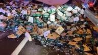 Un tráiler cargado con 20 toneladas de cerveza vuelca en la M-50 y la carga queda esparcida en la calzada