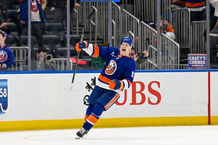 Deadspin | Emil Heineman lifts Islanders over Golden Knights in shootout