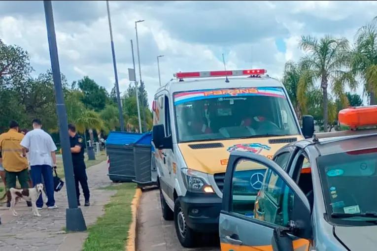 Un auto de una escuela de manejo chocó un contenedor y lastimó a un peatón en Paraná