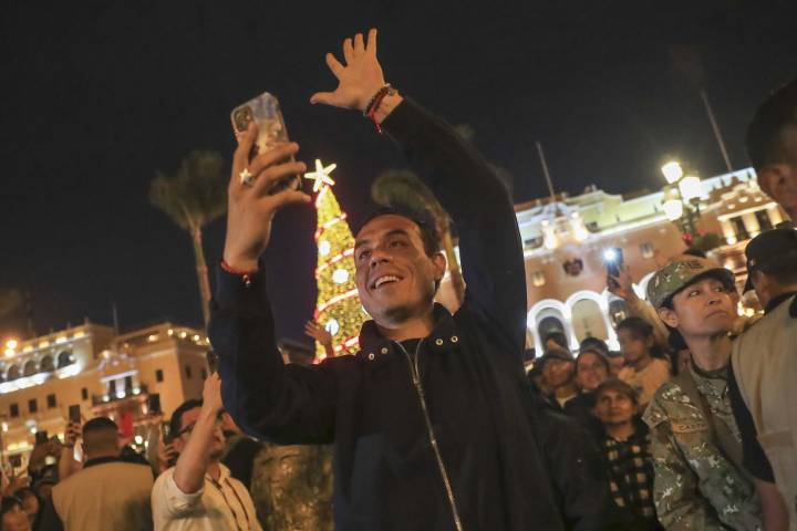 Presidente Jerí participa en la tradicional retreta en la Plaza Mayor de Lima