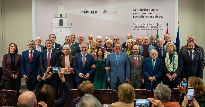 El Gobierno homenajea en Málaga a 30 periodistas por su labor durante la Transición y el proceso autonómico andaluz