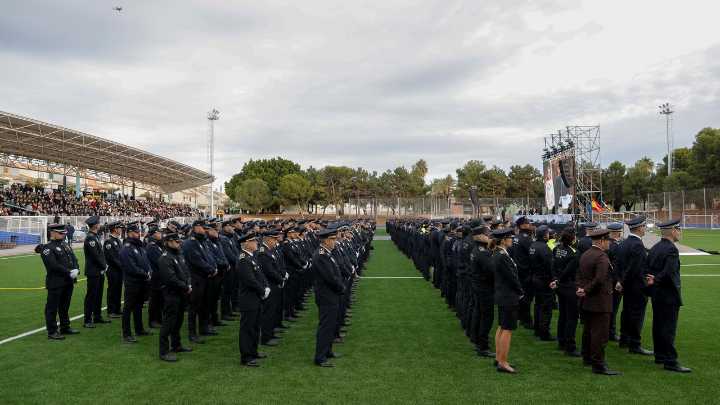 Paiporta (Valencia) condecora a 900 agentes de toda España por su ayuda en la dana