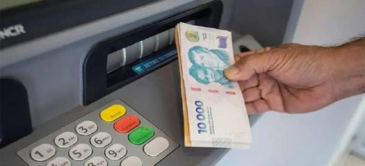 POR ERROR DEL BANCO A ALGUNOS ESTATALES LES PAGARON DOBLE SUELDO