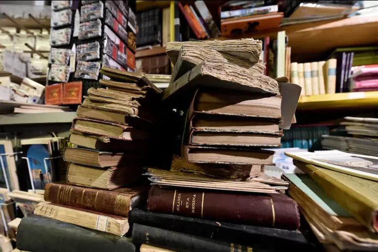 Problemas en el Louvre: filtración de agua dañó cientos de obras en el departamento egipcio