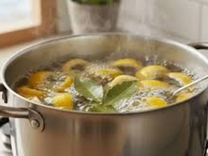 Hervir cáscaras de limón con laurel: para qué sirve y por qué recomiendan hacerlo