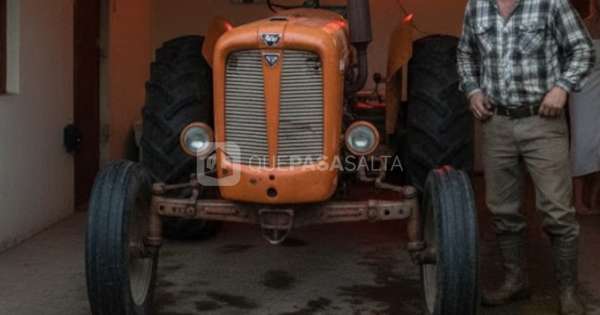 Peón rural no se aguantó las ganas y fue al "telo" en un tractor: se hizó viral