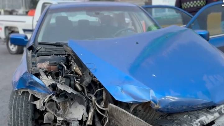 Conductor sin luces provoca fuerte choque en la Saltillo 2000; autos quedan con graves daños