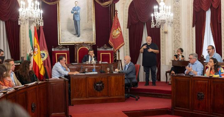 Un movido diciembre en el Ayuntamiento de Cádiz con tres Plenos