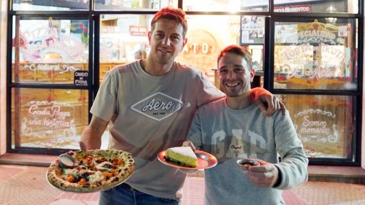 Dos amigos resucitaron una icónica pizzería de Villa Pueyrredón: horno a leña, recetas de la nona y el no a delivery